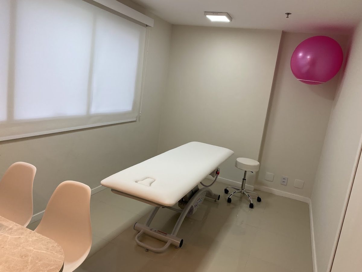 Sala de atendimento com maca e bola terapêutica